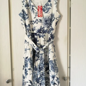 Vintage Klänning  - Vintage Klänning oanvänd med prislapp kvar. Blå/vit. 