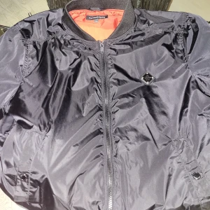 j lindeberg 2022 jacket, ny - mycket trevlig, lite mer gangster material, mer för vågade personer, helt maxad