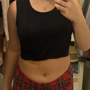 Svart tank top storlek L - Väldigt liten i storlek