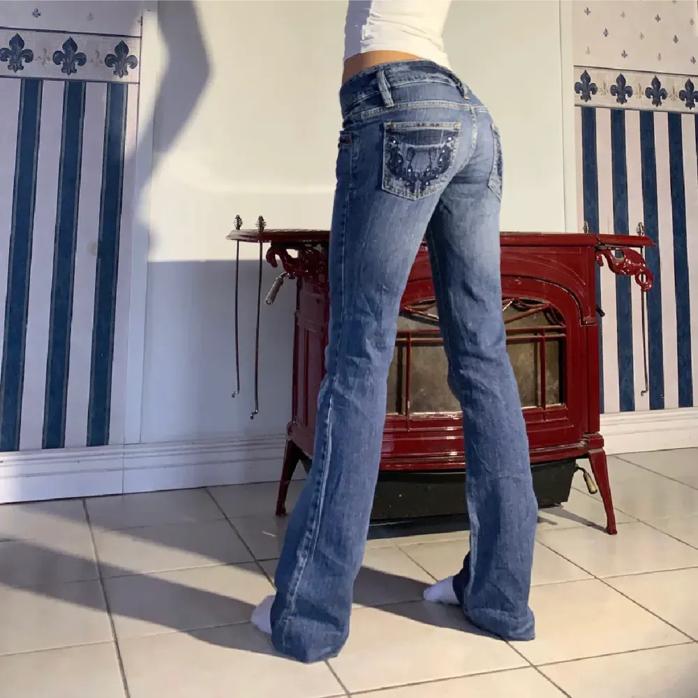 Super snygga lågmidjade bootcut jeans köpa second hand.💓 Köpte dem från en annan säljare men måste tyvärr sälja vidare då dem inte passade mig.  Midja är 89cm och innerben 81 cm.🧡. Jeans & Byxor.