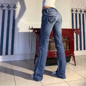 Super snygga lågmidjade bootcut jeans köpa second hand.💓 Köpte dem från en annan säljare men måste tyvärr sälja vidare då dem inte passade mig.  Midja är 89cm och innerben 81 cm.🧡