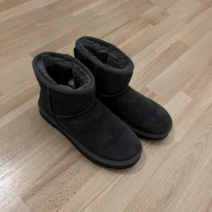 Säljer mina helt oanvänd ”uggs”🥰 är i en superfin mörkgrå färg perfekt till vinter nu! Skriv för frågor eller fler bilder📸