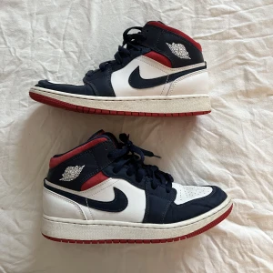 Jordan 1 USA mid - Säljer mina Jordan 1s nu för dem ej kommer till användning. Skriv pm för bilder! 💙