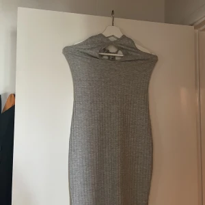 Grå klänning BikBok - Grå klänning från Bikbok Storlek S Pris: 50kr