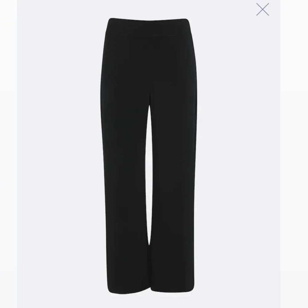 Säljer dessa pösiga kostymbyxor ifrån Bikbok. Aldrig använda lappen är fortfarande kvar bara priset är avklippt då jag fick dom i present. Köpta för 299kr! . Jeans & Byxor.