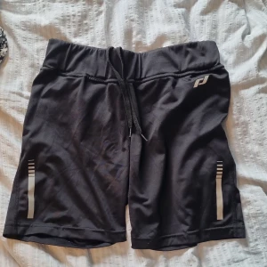 Cykelbyxor  - Väldigt fina och bekväma cykelbyxor som har används ett fåtal gånger  Vet ej storleken, men skulle gissa på xs eller s