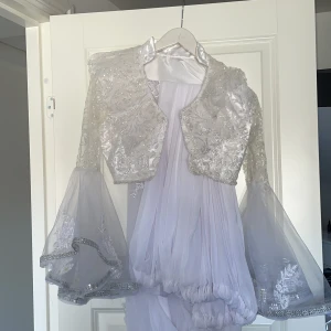 Dimije  - Dimije . Tradition kläder  Du får med underkjolen , vita underdel dimije samt överdel. Väldigt fina och nya . Slöja och dansgrej fins med