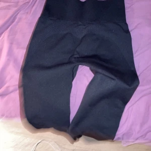 Tränings byxor  - Säljer svarta tränings byxor från Zalando. Använda en gång. Säljer dem för den ej kommer till användning.