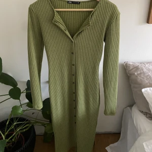 Ribbad klänning - Lång grön ribbad klänning! Går lite under knäna på mig som är 178. Aldrig använd 👏🏽