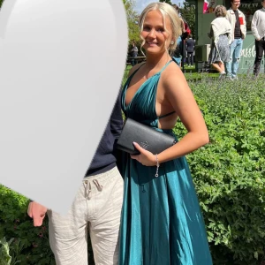 Balklänning  - Säljer min balklänning som endast är använd 1 gång vid balen i somras! Storlek S men passar XS och M också då den går att spänna in hur man vill ha den med snören! Jag är 170cm lång och den går ner till marken på mig med klackar. 🤍inga defekter, som ny!