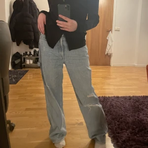 lee X hm jeans - jättefina straight/loose jeans från kollektionen hm gjorde tillsammans med lee 💋 älskar de men kommer tyvärr inte till användning..