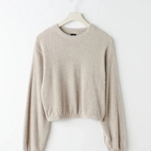 Fluffig tröja från Gina - Super söt och fluffig tröja som tyvärr inte riktigt föll mig i smaken. Bara använd 2 gånger!! Släng iväg ett DM om intresserad!💗