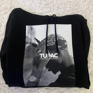 Tupac hoodie, knappt använd så den är i väldigt bra skick💗
