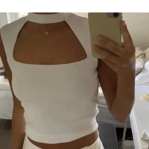 Vit topp - Oanvänd, kom priv för fler frågor.. köparen står för frakten👍lånade bilder (tröjan jag har har ingen dragkedja där bak)