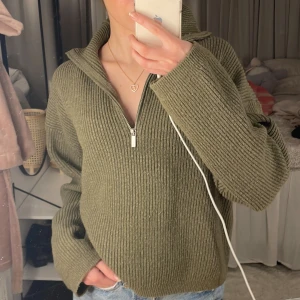 Stickad tröja - Grön stickad tröja med dragkedja från hm 💖