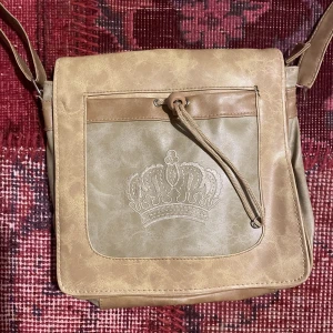 Viktoria Beckham handväska - Svin cool beige handväska från Viktoria Beckham, den har sjukt bra fack för alla grejer och är i perfekt skick (skriv för mer info eller bilder!!)