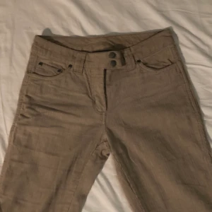 Beiga bootcut manchesterbyxor - Säljer dessa fina lågmidjade beiga bootcut manchesterbyxor från Kappahl pga att de inte kommer till användning. i strl 34 o passar mig perfekt som brukar ha S och är 170 lång. Det är bara att skriva om fler bilder/mått eller frågor🥰