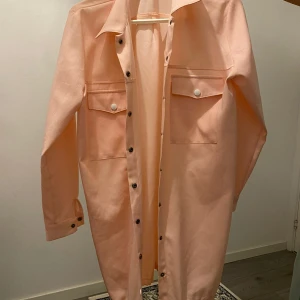 Lång skjorta - Denna skjortan är väldigt fin och lång. Den passar väldigt fint på tjejer med sjal eftersom den är så lång. Väldigt fin färg. (Köparen står för frakten)