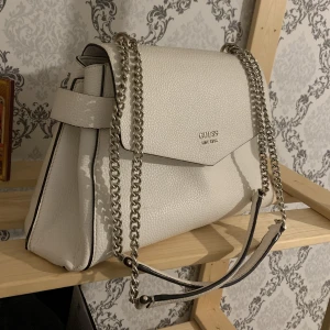 Guess väska  - Nyskick är som oanvänd  Pris kan diskuteras 💖 