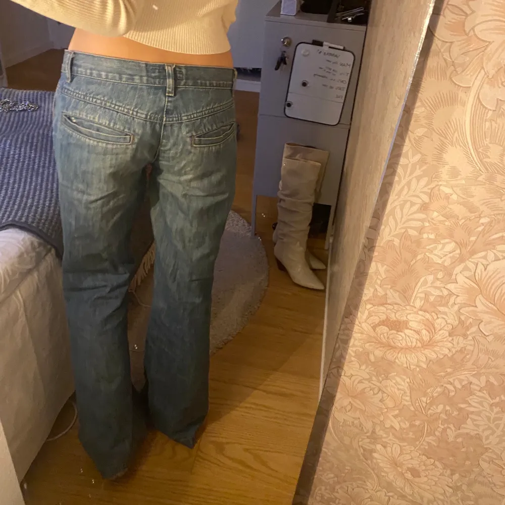Snygga jeans som passar till allt! . Jeans & Byxor.