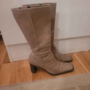 Vintage stövlar från Vagabond  till Salu. - Hej alla!  Jag säljer jätte fina stövlar i läder fråk Vagabond.  Dom är i storlek 40 och är i ganska brq skikt.  