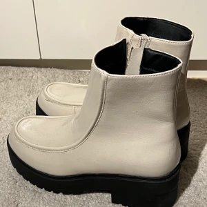 Boots - Boots från Nelly i strl 39!⭐️⭐️⭐️helt oanvända!