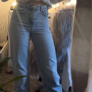 Jeans - Jeans med slits, stl 146 från Young gina. Bra skick bara lite skrynkliga, börjar bli korta för mig som är en Xs/158. Köparen står för frakten. Hör av dig om du är intresserad. 