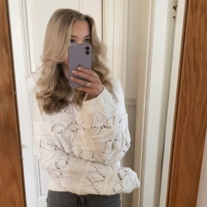 Vit stickad tröja - Tröja köpt från ginatricot. I storlek M och kommer inte ihåg hur mycket den köptes för men gissar på 299. Används ett fåtal gånger men syns inte på tröjan, finns alltså inga defekter. Kan köpas billigare vid snabb affär💗