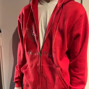 Rhinestone hoodie  - Röd BestYetToCome zip hoodie med rhinestones, köpt för 554kr ca 1 år gammal  i bra skick  