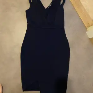 Jättefin marinblå klänning 💙 perfekt för nightout. Nypris 399