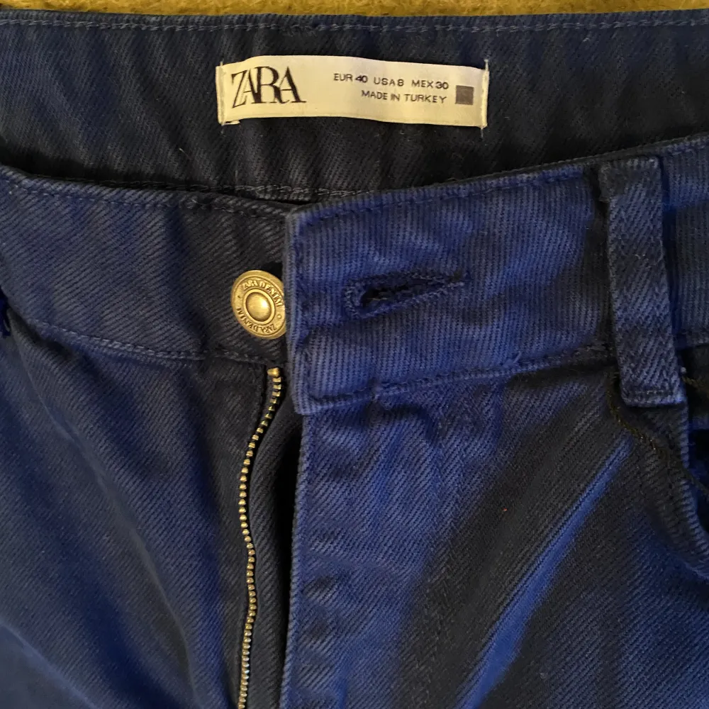 Helt oanvända jeans från zara, tyvärr för små för mig (normala i storleken dock). Snygg blå färg! Strl 40. Modellen är högmidjad med raka, långa ben! . Jeans & Byxor.