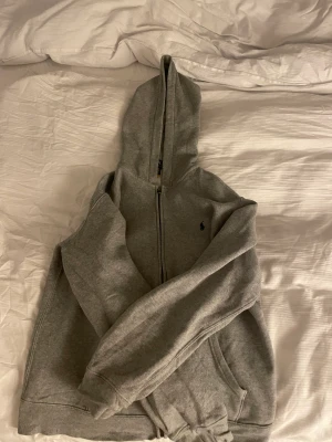 Ralph lauren zip hoddie - Säljer den pågrund av att den inte kommer till användning Nypris 1000kr Storlek 170 Sick 7/10