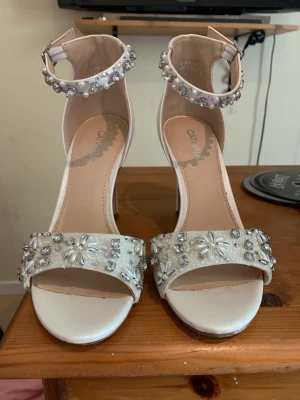 Klackskor Catwalk strl 36 - Klackskor av märket catwalk i storlek 36. Inköpta i maj för 499 kr, använda en gång i 3 timmar (till & från kyrkan samt under vigseln). Säljes i originalkartong för 350 kr. 