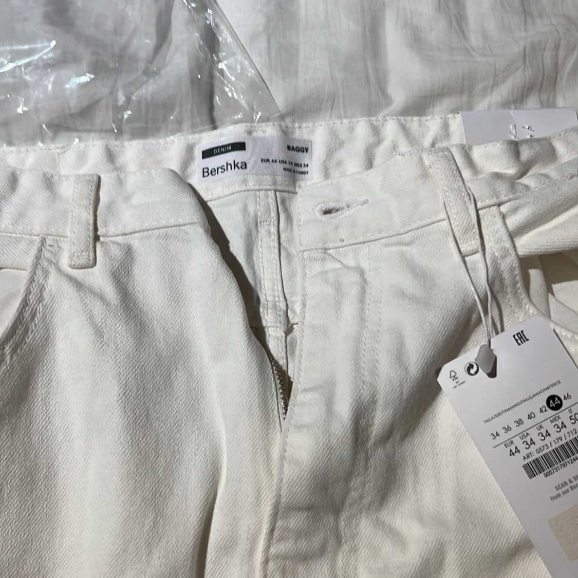 Bershka - Gräddvita baggy jeans i oversize - 90