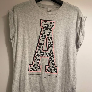 T-shirt  - T-shirt från Gina Tricot i fint skick. Köparen står för frakt.