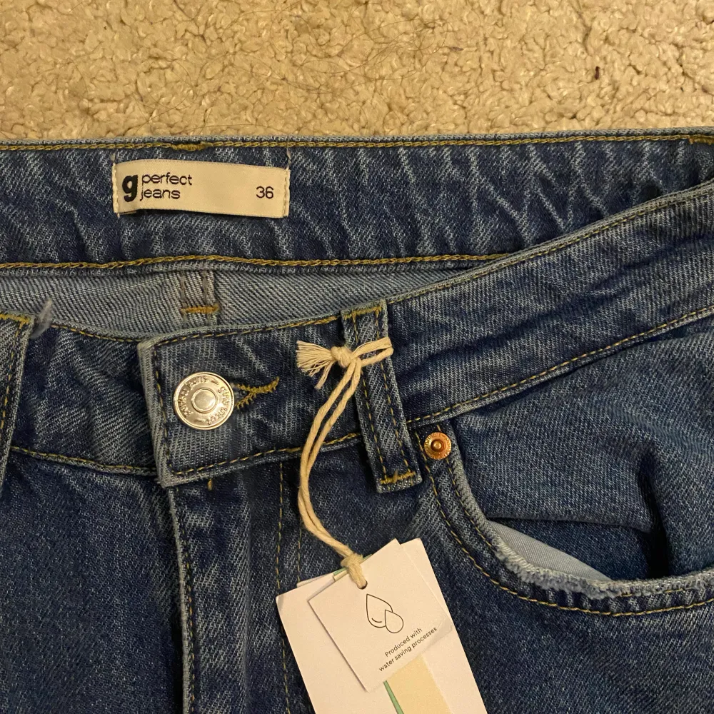 Helt oanvända jeans från Gina tricot som är medelhöga i midjan och extra långa, storlek 36💗. Jeans & Byxor.