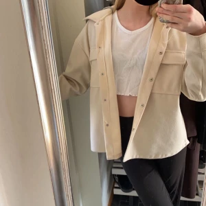 Jacka - En Gina tricot jacka köpt förra hösten!💞 Den är i nyskick och har bara använts några gånger. Sitter bra på mig som är s men är en storlek större. Tveka inte om du är intresserad och hör av dig!😽💞 har fler bilder. Köpte för ca 500 kr