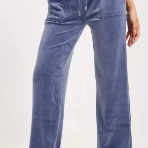 Juicy couture byxor - Juicy couture byxor i färgen grå/blå. Är i bra skick, om du vill ha mer bilder eller vill ha mer information är det bara att fråga.  Tryck inte på ”köp direkt” utan prata med mig först!