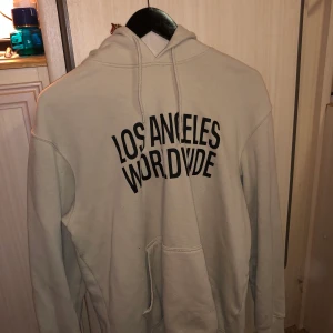 huvtröja - jag säljer en beige huvtröja i storlek XL sitter bra som oversize för mig som har S  skriv för mer frågor köparen står för frakt🚚