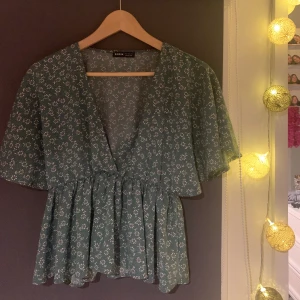 Topp - Jätte fin topp från shein, säljer då den blivit för liten💗 bra skick!✨