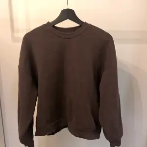 Brun sweatshirt från Gina tricot. Storlek M