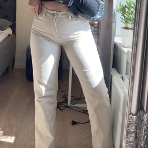 beige jeans - beige jeans från hm storlek 38, nästan aldrig använda. bra skick 