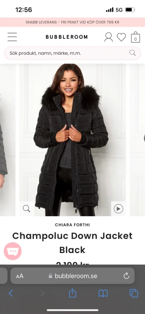 Chiara Forthi Champoluc Down Jacket Black - En varm dunjacka som täcker rumpan och är ända ner till knäna, används inte pga att det bara inte är min stil längre☺️Finns en liten minimal foundation fläck i inre armen men bara det🤎
