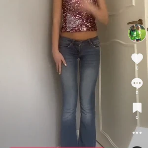 Storlek xs - Intressekoll på mina lågmidjade jeans jag köpt på second hand, så vet inte vart dom är ifrån. Storleken står inte i men dom är som 32/34. Säljer vid bra bud