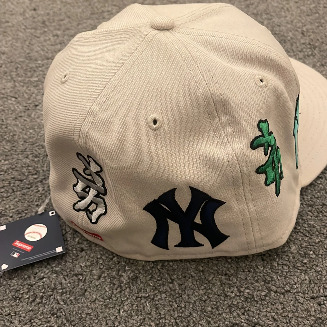 Supreme/New Yorker keps - 90