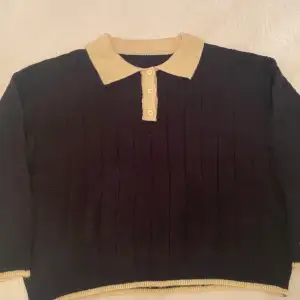 Vintage mörkblå sweater eller stickad tröja, aldrig använd pågrund av fel storlek. Den är i storlek L men passar som m