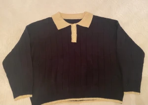 Vintage stickad tröja  - Vintage mörkblå sweater eller stickad tröja, aldrig använd pågrund av fel storlek. Den är i storlek L men passar som m