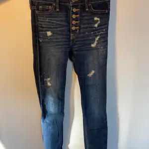 Highwaisted blåa jeans från Hollister men knappar framtill.  Kunden står för frakt, inga byten.