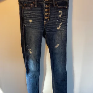 Hollister jeans - Highwaisted blåa jeans från Hollister men knappar framtill.  Kunden står för frakt, inga byten.