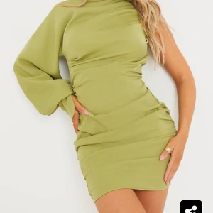 Grön klänning - Grön klänning från PLT aldrig använd helt ny med prislappar storlek 8 motsvarar en S